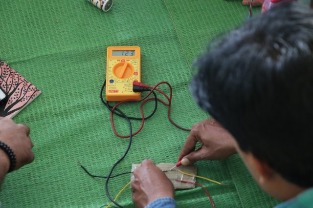 Checking the resistance on the multimeter.